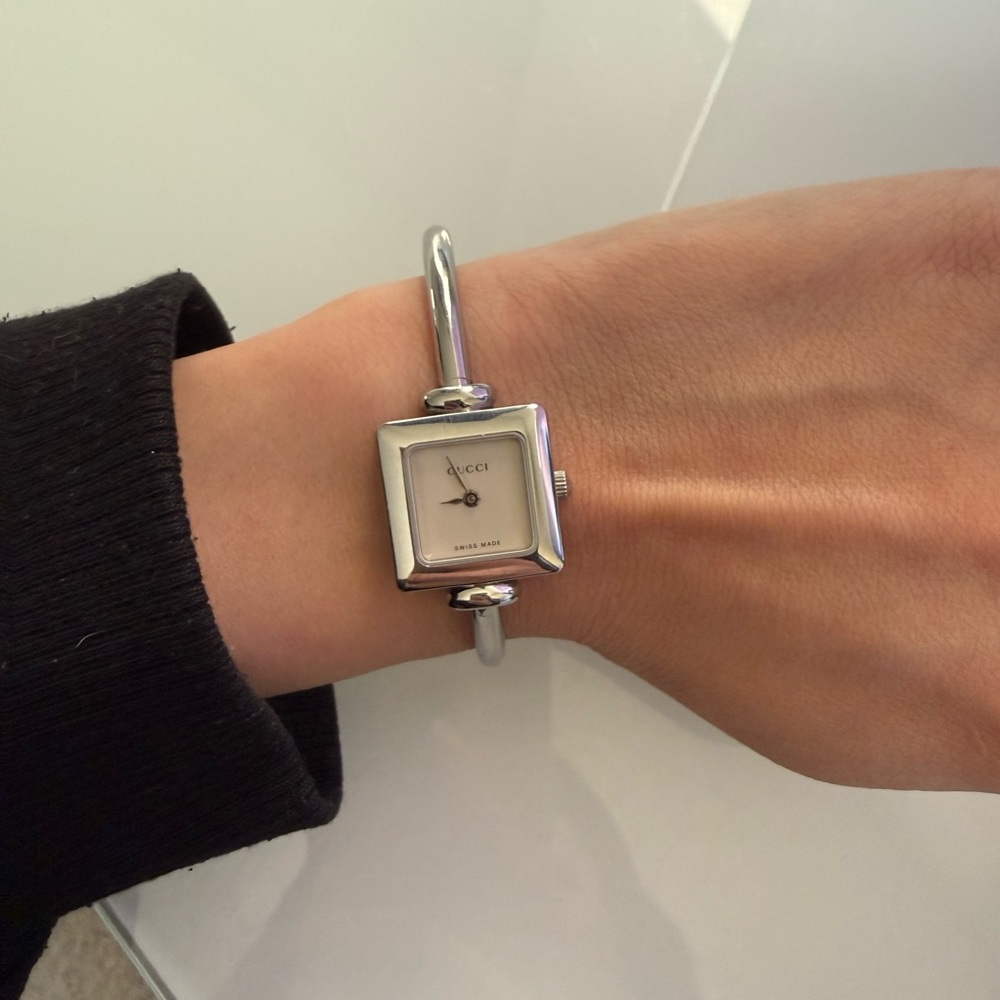 gucci 1900L women’s watch in silver.